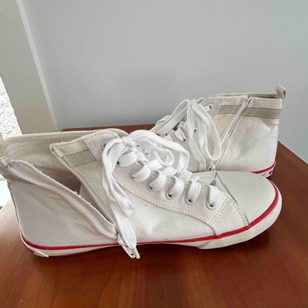 Love Moschino High Top Tennies, Women's Italian size 40, USA 9.5 - Picture 3 of 9